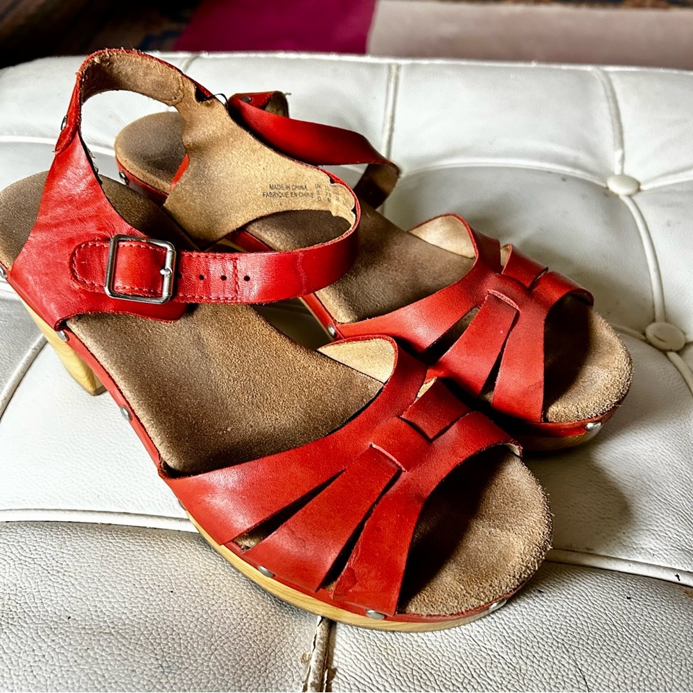 Clarks orange / coral Leather Women's Sandals sz 7.5 good condition